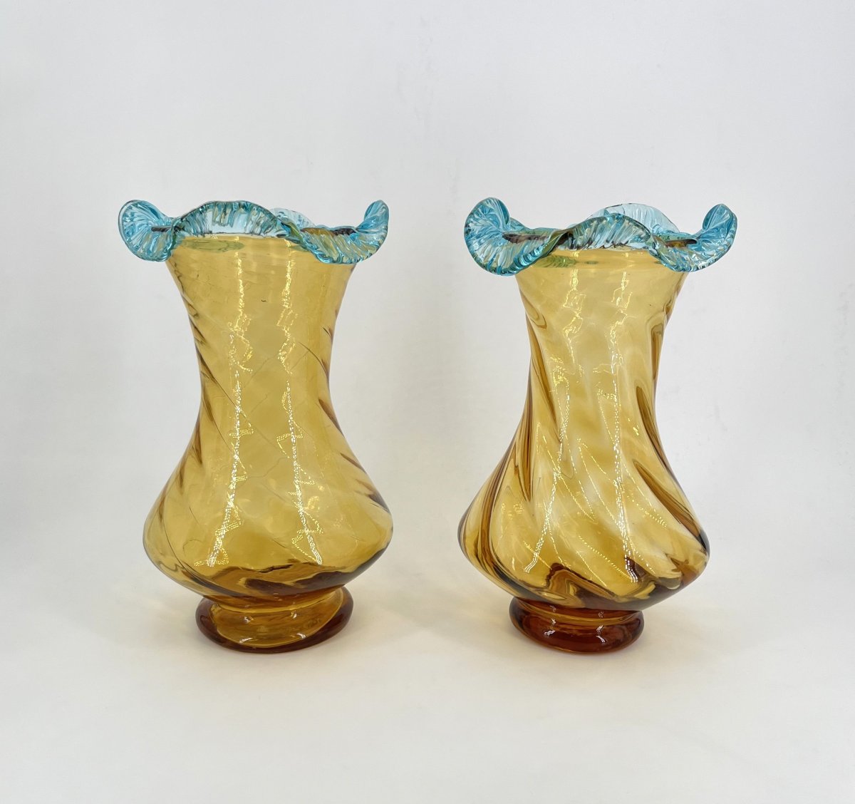 AUGUSTE JEAN - paire de vases en verre jaune à collerette bleue - 27,5 cm-photo-4