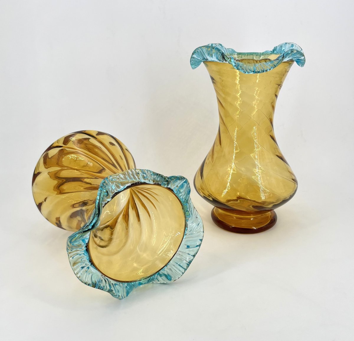 AUGUSTE JEAN - paire de vases en verre jaune à collerette bleue - 27,5 cm