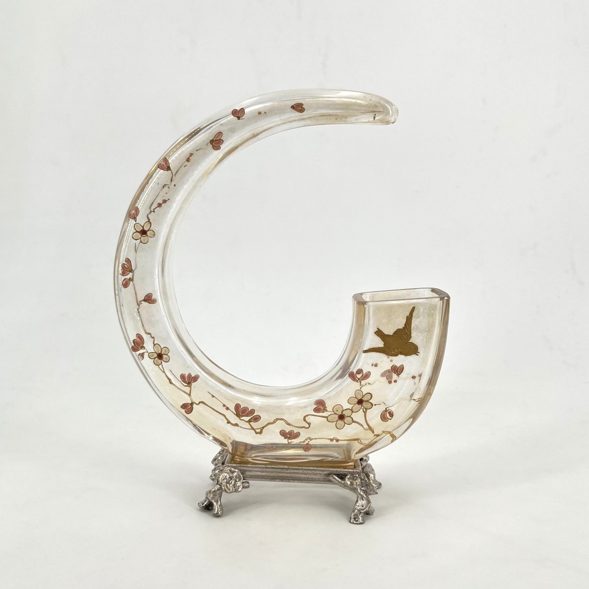 BACCARAT – vase « croissant de lune » en cristal émaillé, monture en bronze argenté