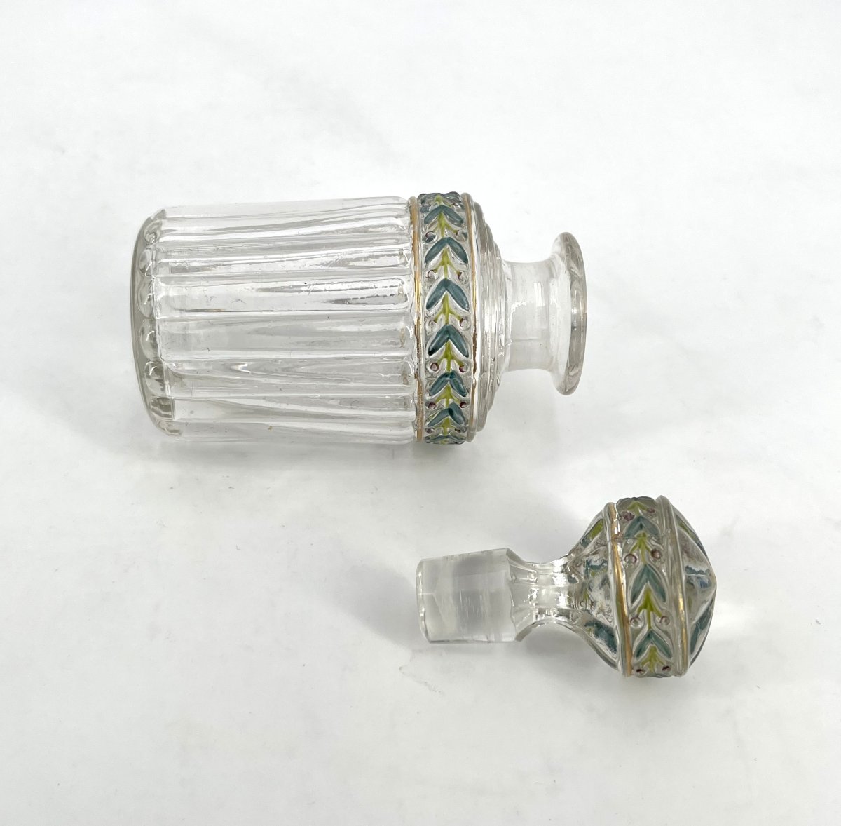 SAINT LOUIS - ancien flacon à parfum en cristal émaillé, modèle EMPIRE décor LAURIER 17,5 cm-photo-4