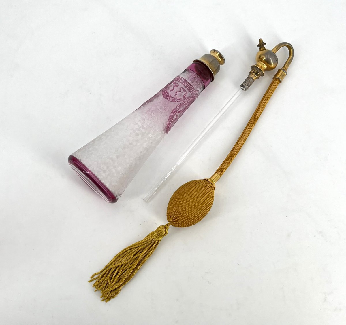 SAINT LOUIS - flacon vaporisateur à parfum en cristal gravé à l'acide, modèle LOUIS XVI-photo-1