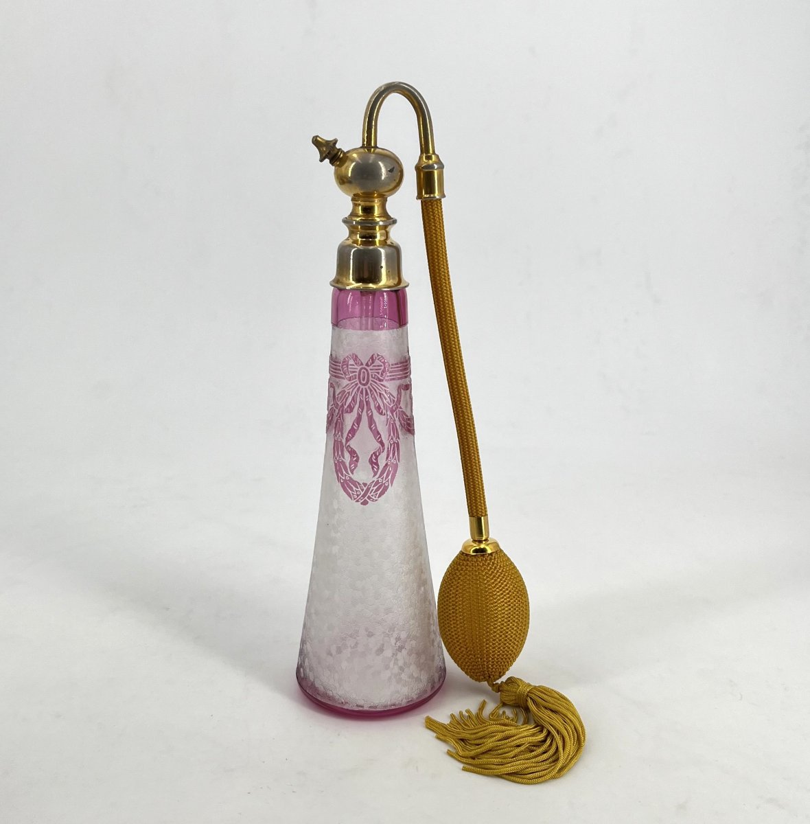 SAINT LOUIS - flacon vaporisateur à parfum en cristal gravé à l'acide, modèle LOUIS XVI