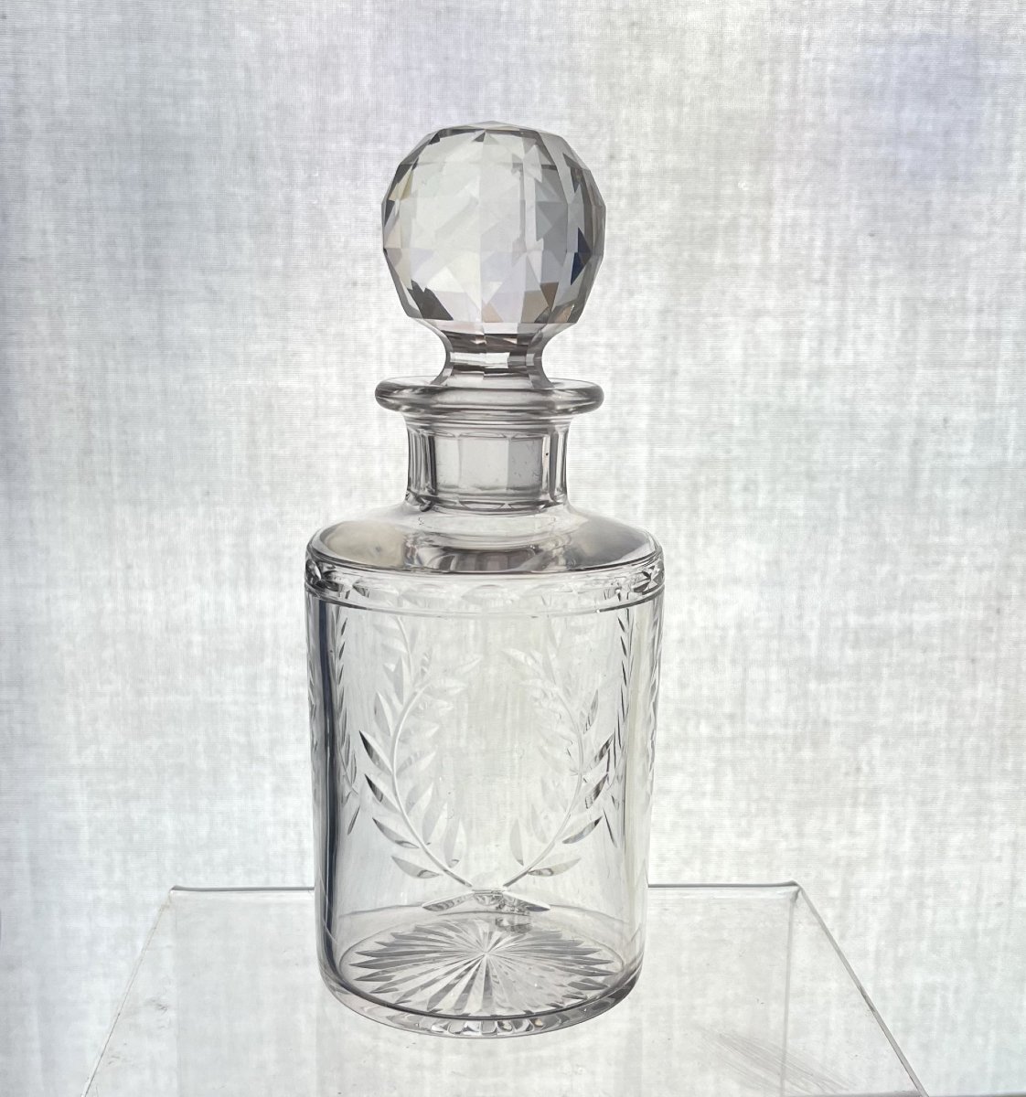 BACCARAT - flacon à parfum en cristal à décor de COURONNES DE LAURIER - 17 cm