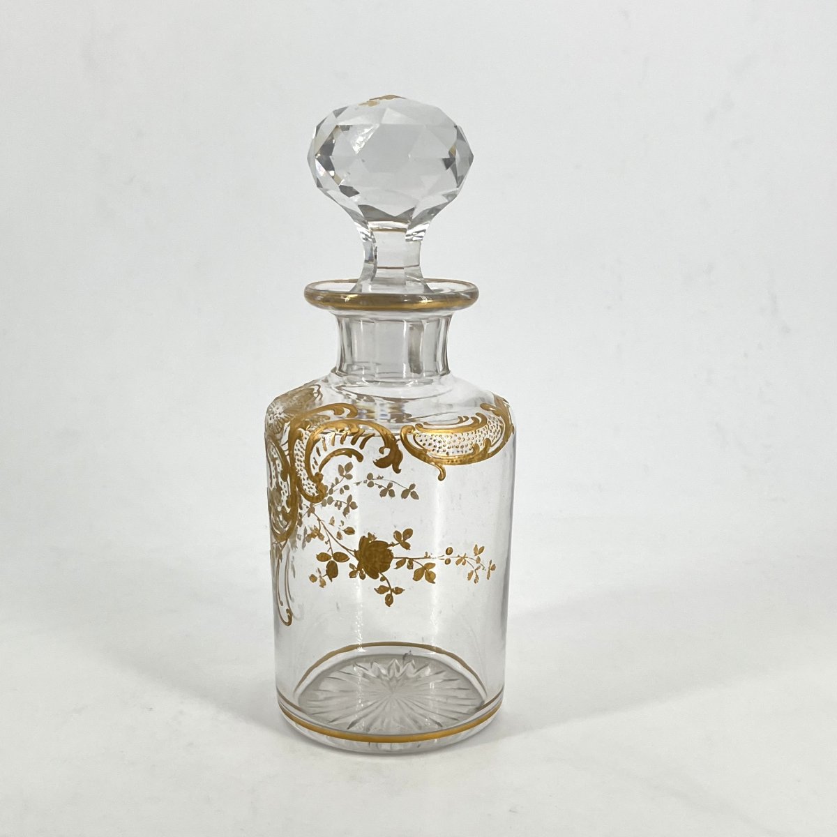BACCARAT - ancien flacon à parfum en cristal émaillé or, décor Louis XV - 20 cm-photo-1