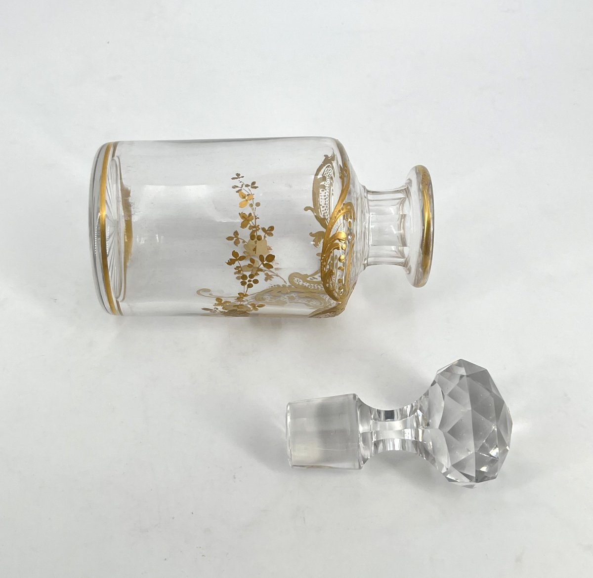 BACCARAT - ancien flacon à parfum en cristal émaillé or, décor Louis XV - 20 cm-photo-4