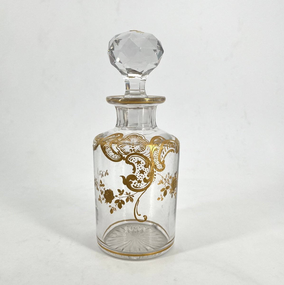 BACCARAT - ancien flacon à parfum en cristal émaillé or, décor Louis XV - 20 cm