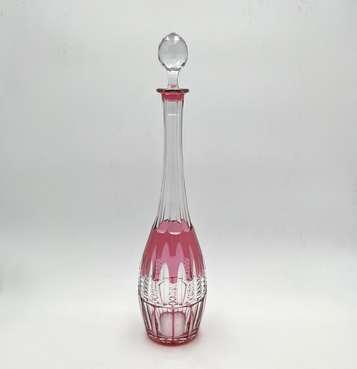 BACCARAT - carafe en cristal taillé doublé rose, modèle AUSTERLITZ- 44,5 cm