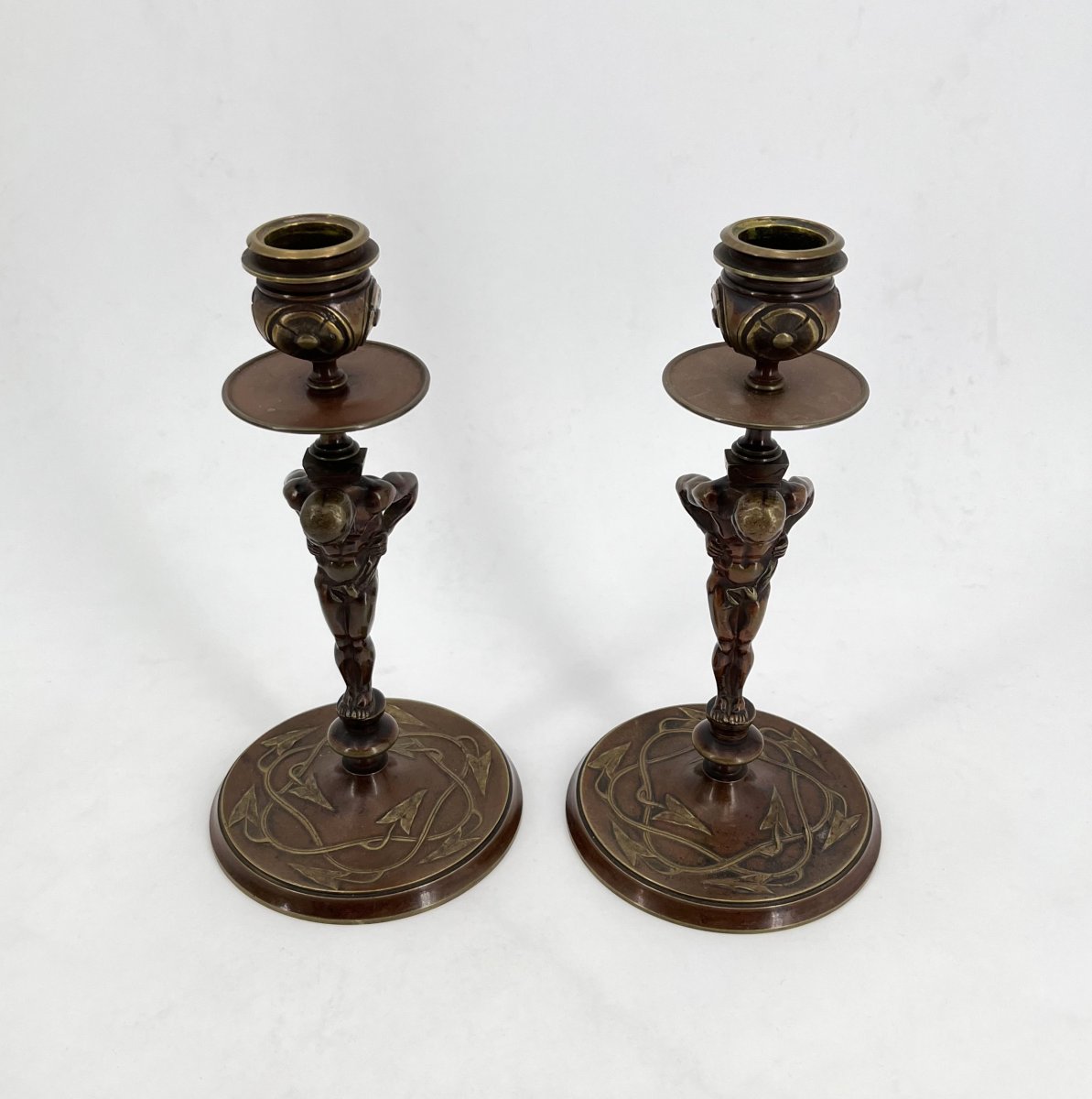 Paire de bougeoirs anciens en bronze patiné figurant des Atlantes, fin XIXe siècle.-photo-3
