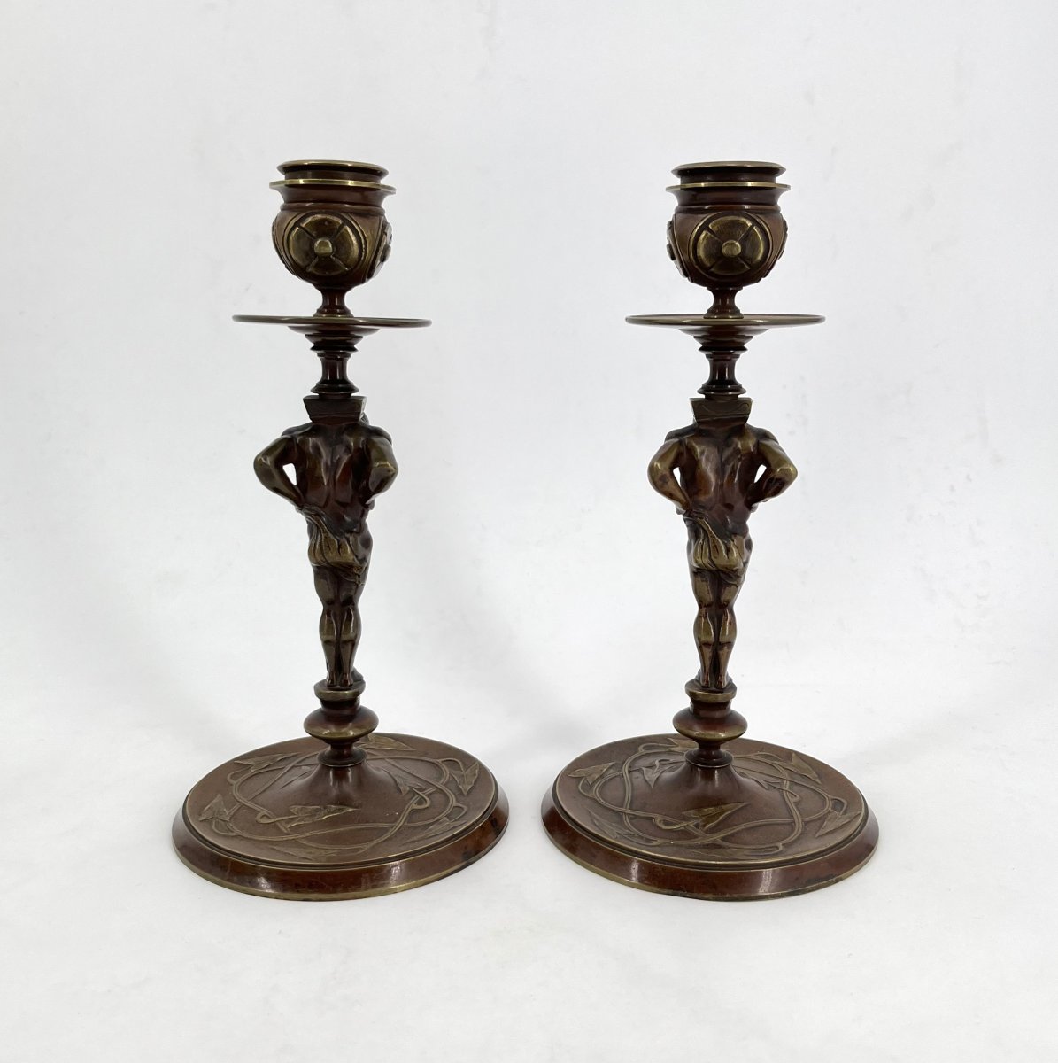 Paire de bougeoirs anciens en bronze patiné figurant des Atlantes, fin XIXe siècle.-photo-1