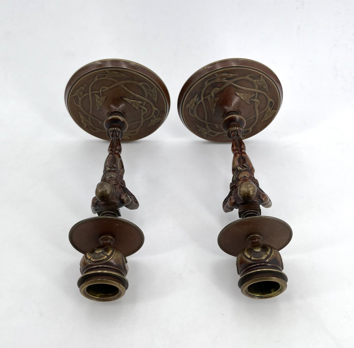 Paire de bougeoirs anciens en bronze patiné figurant des Atlantes, fin XIXe siècle.-photo-3