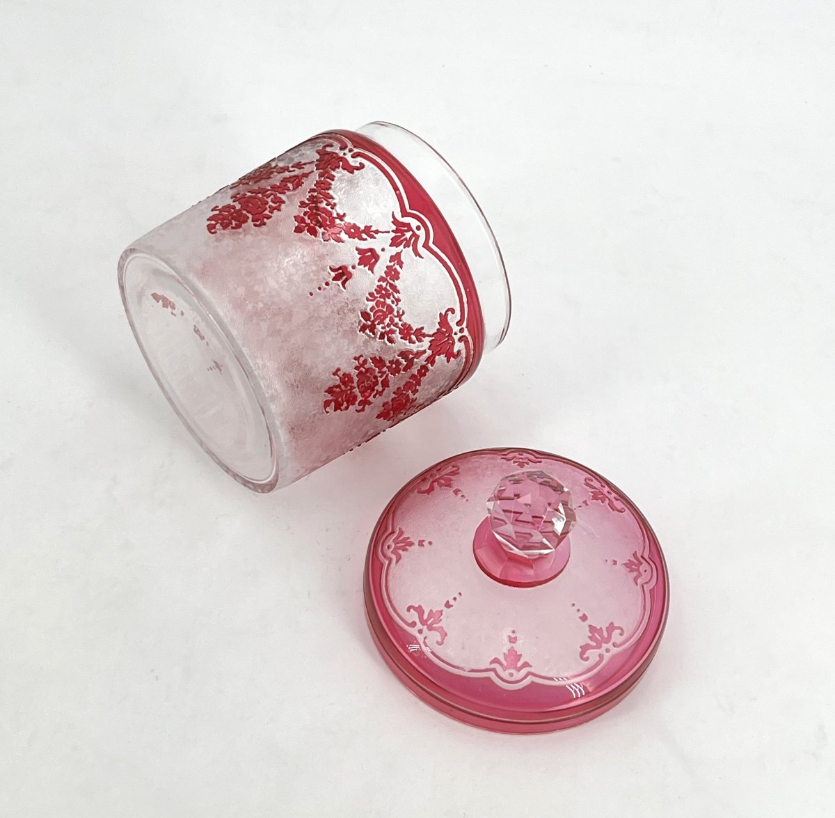 Val Saint Lambert - Round Crystal Box With Pink Lining, Acid-etched Design, Stamped-photo-5