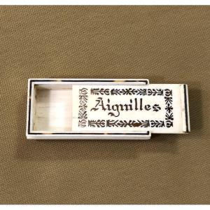 ancienne boite / étui porte aiguilles en ivoire ajouré XIX ème