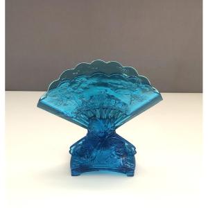 Ancien vase éventail au décor japonisant en cristal bleu signé Baccarat
