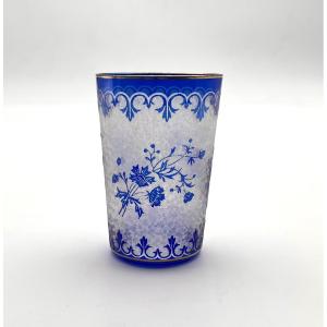 SAINT LOUIS - ancien verre / gobelet en cristal doublé bleu au décor gravé à l'acide