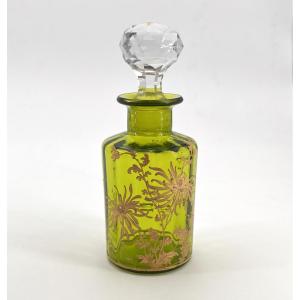 BACCARAT - ancien flacon à parfum en cristal vert, modèle Chrysanthèmes