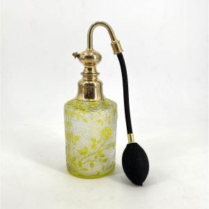 BACCARAT - flacon vaporisateur à parfum en cristal gravé à l'acide, modèle EGLANTIER - 20 cm
