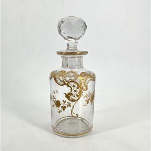 BACCARAT - ancien flacon à parfum en cristal émaillé or, décor Louis XV - 20 cm