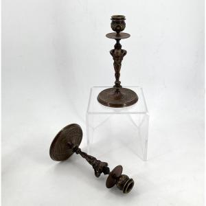 Paire de bougeoirs anciens en bronze patiné figurant des Atlantes, fin XIXe siècle.