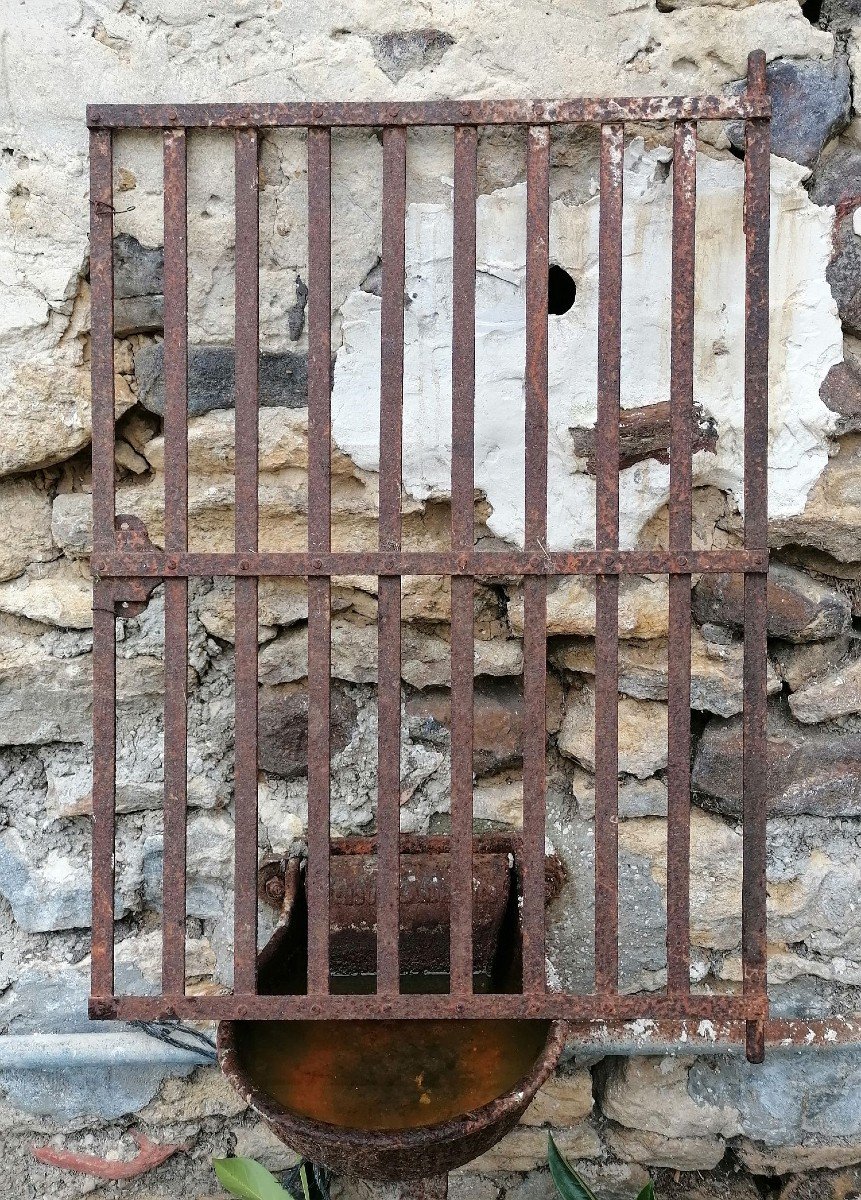 Very Old Grid-gate Of Well And Fountain In Wrought Iron And Riveted.-photo-2