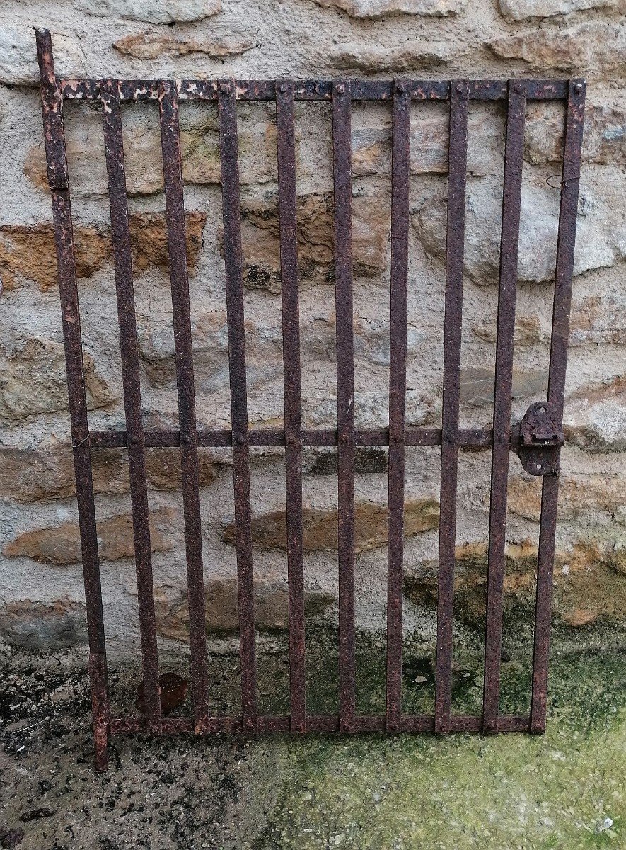 Very Old Grid-gate Of Well And Fountain In Wrought Iron And Riveted.-photo-4