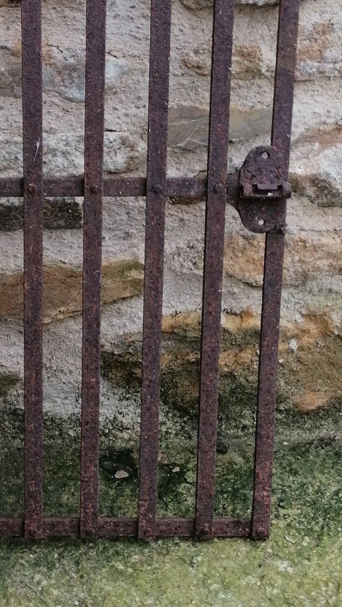 Very Old Grid-gate Of Well And Fountain In Wrought Iron And Riveted.-photo-1
