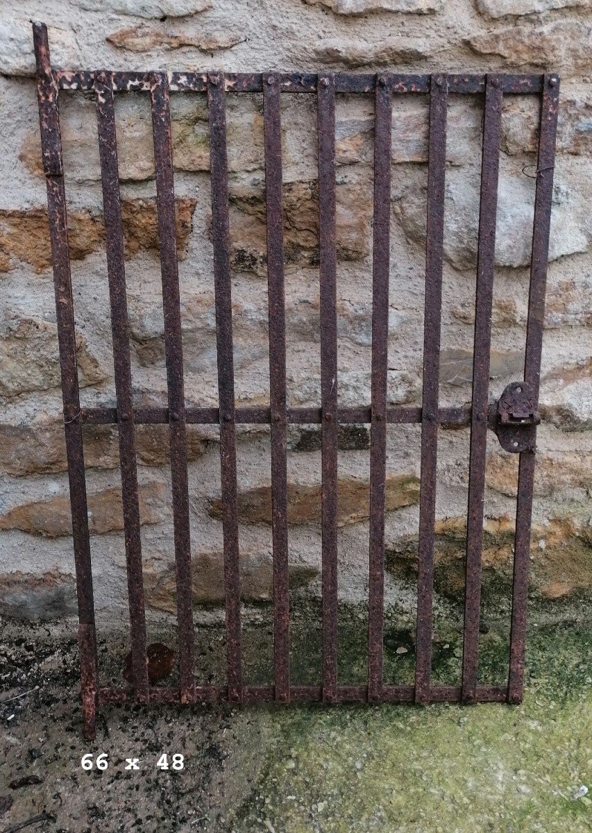 Very Old Grid-gate Of Well And Fountain In Wrought Iron And Riveted.-photo-5