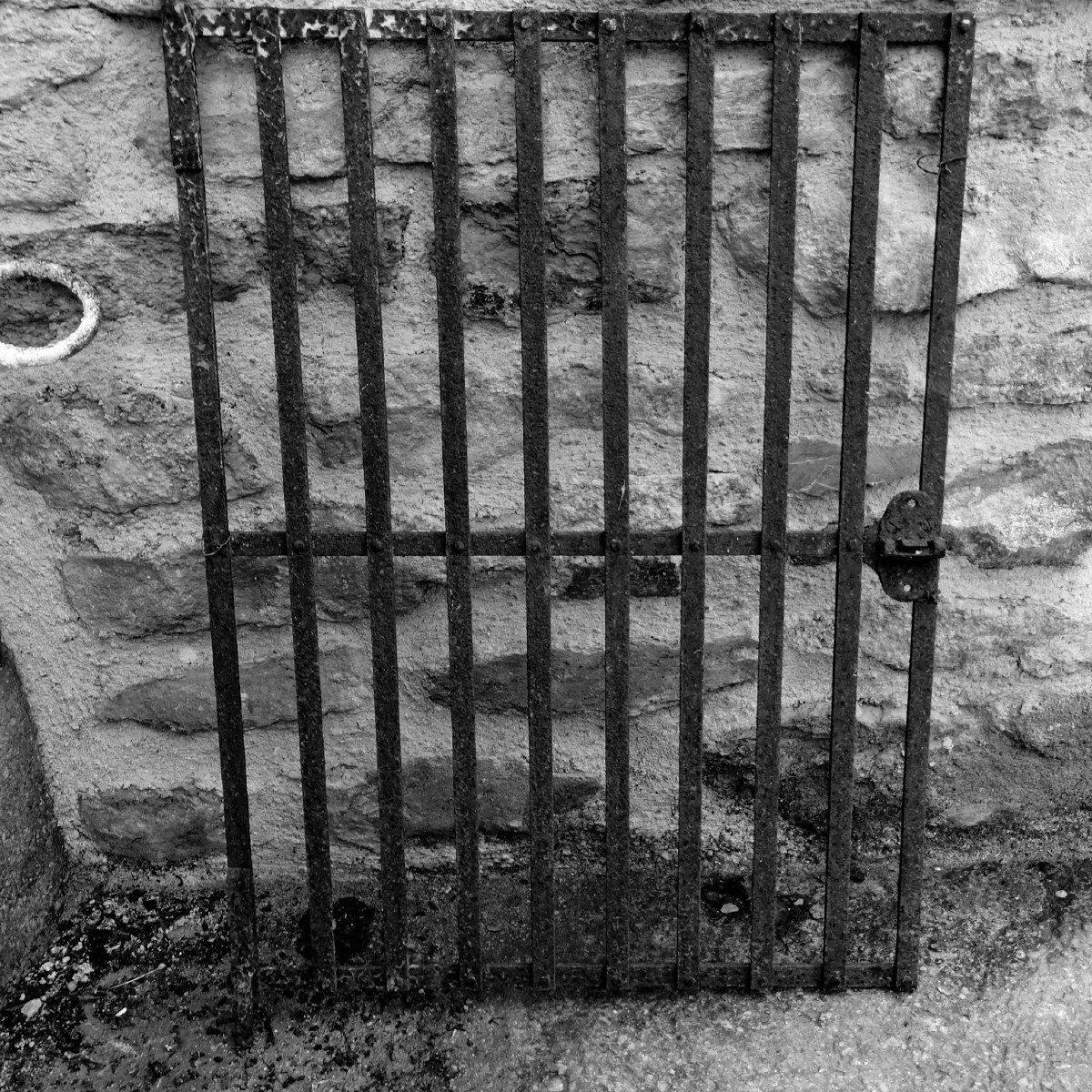Very Old Grid-gate Of Well And Fountain In Wrought Iron And Riveted.-photo-6