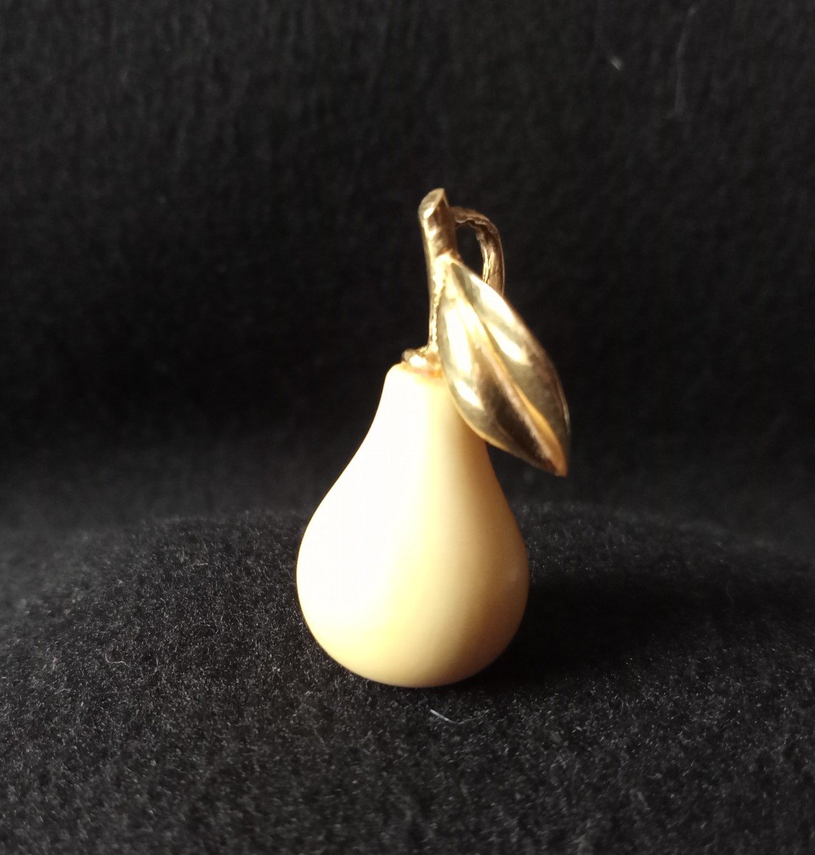 Pear Pendant 18 Kt Gold And Ivory Vintage 1960 1970