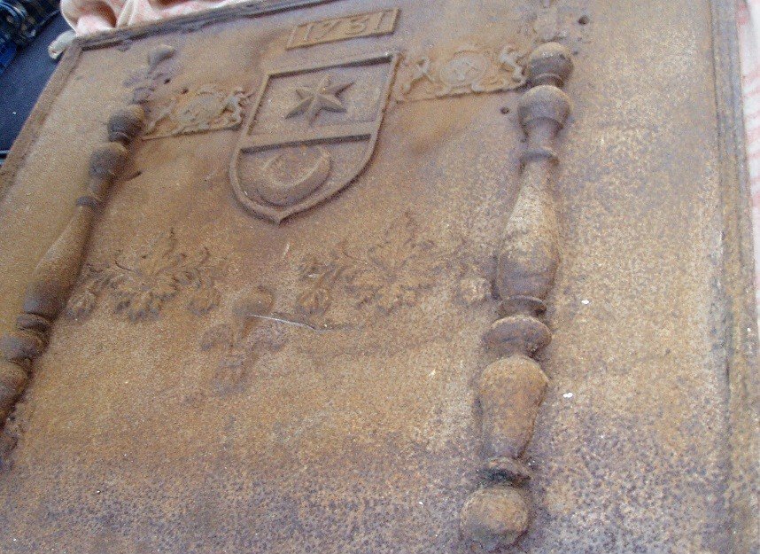 Grande plaque de cheminée  datée 1731 aux symboles compagnonniques et fleurs de lys-photo-4