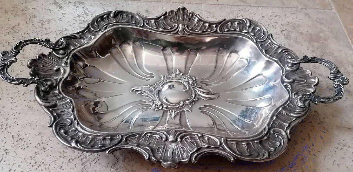 Plat de centre de table en métal argenté sur pieds.