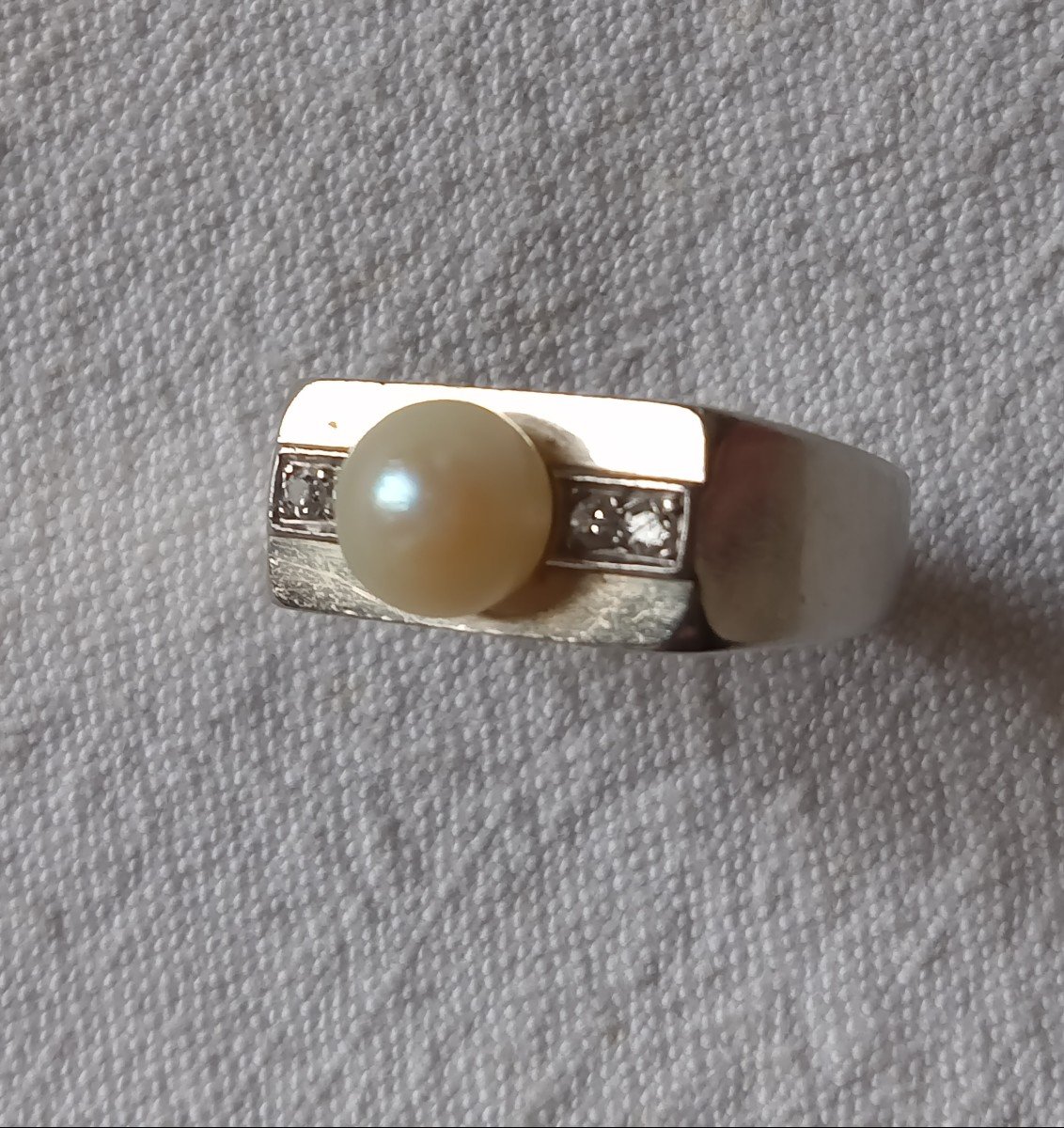 Bague or blanc 18kt, perle et brillant. Années 1970 1980