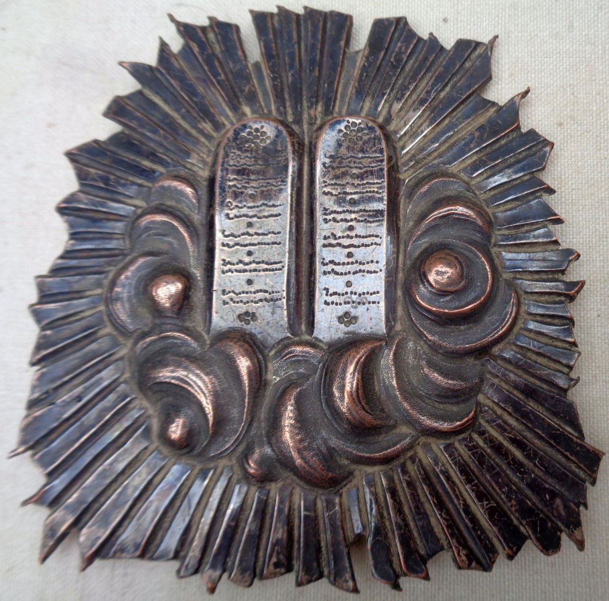- Judaica. Les Tables de la loi. Plaque de baudrier en cuivre argenté estampé. XIXéme siècle -photo-4