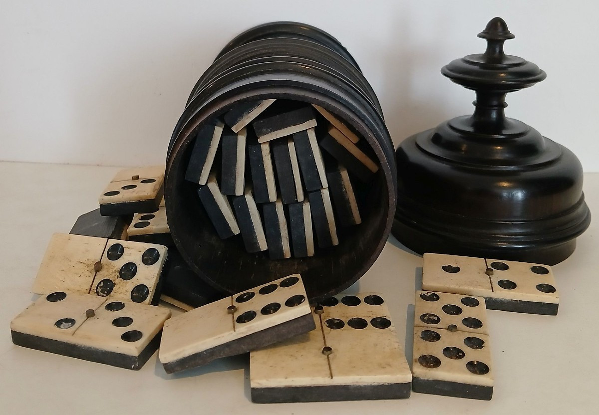 Dominos. Boite en palissandre à l'image d'un pot à pharmacie sur piédouche. Jeu de domino.-photo-1
