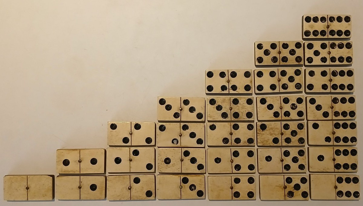 Dominos. Boite en palissandre à l'image d'un pot à pharmacie sur piédouche. Jeu de domino.-photo-3