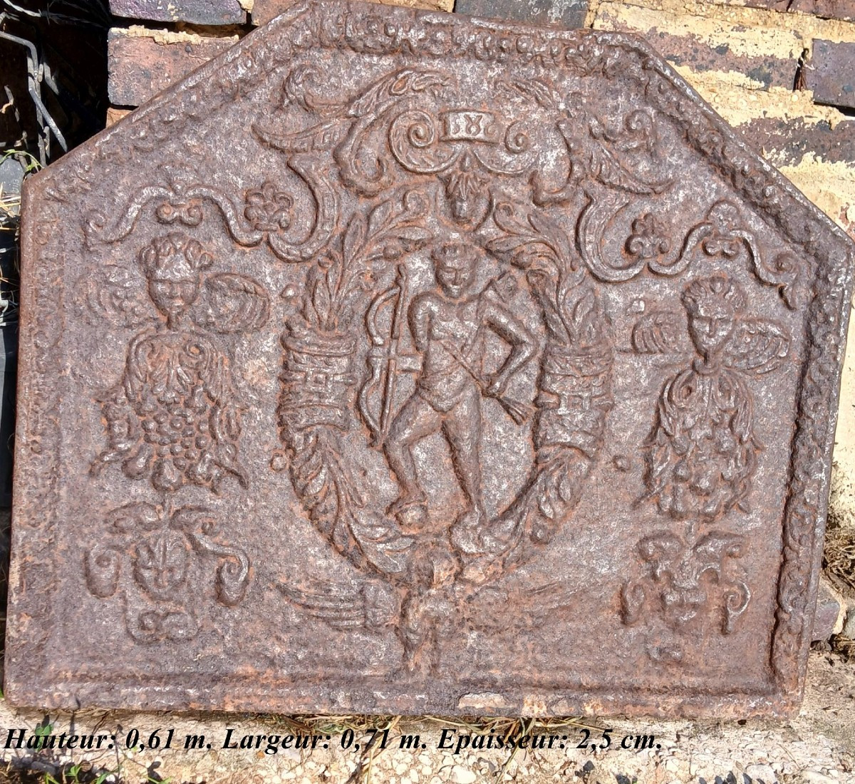 Haute époque. Plaque de cheminée à l'image de Cupidon et de grotesques, datée 1580. TBE-photo-3