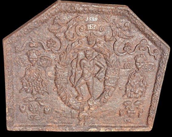 Haute époque. Plaque de cheminée à l'image de Cupidon et de grotesques, datée 1580. TBE