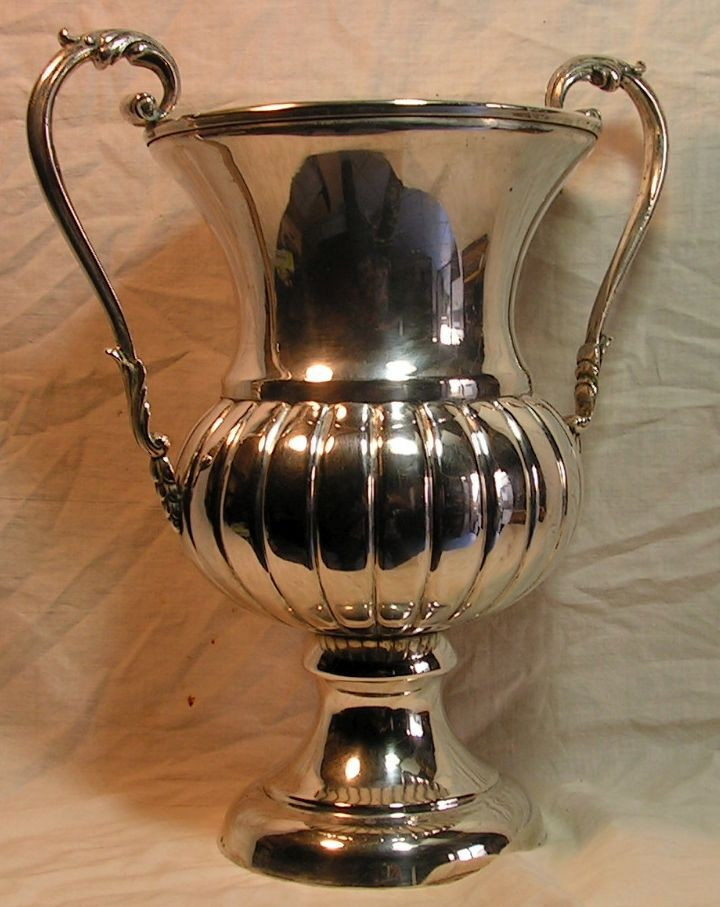 Seau à champagne en argent massif, sur piedouche.-photo-1