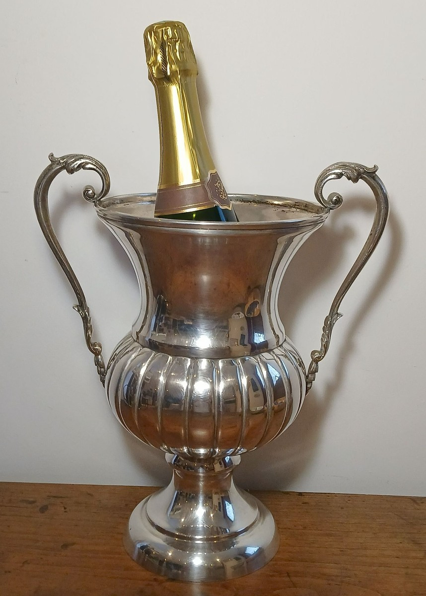 Seau à champagne en argent massif, sur piedouche.