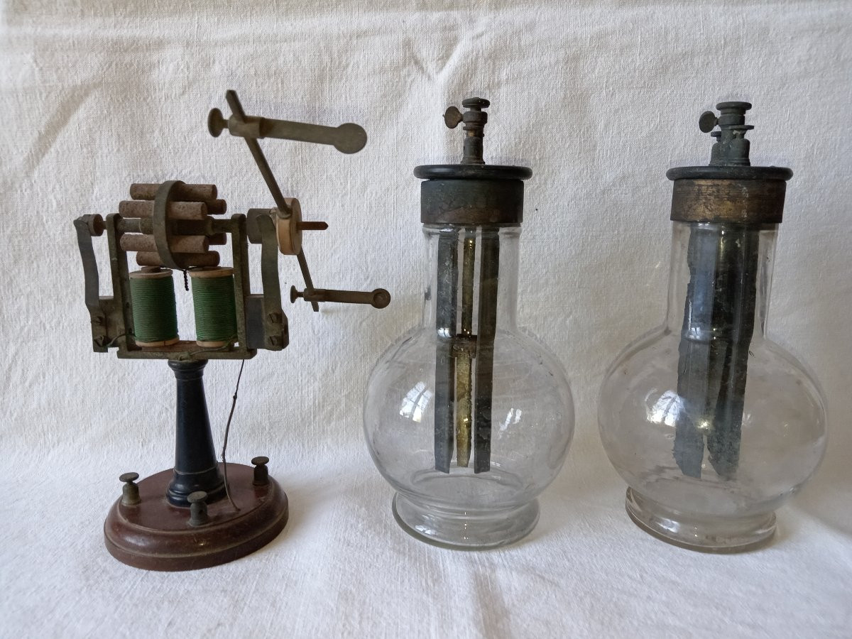 A Column Motor For A Geissler Tube With Two Complete Grenet Batteries-photo-2