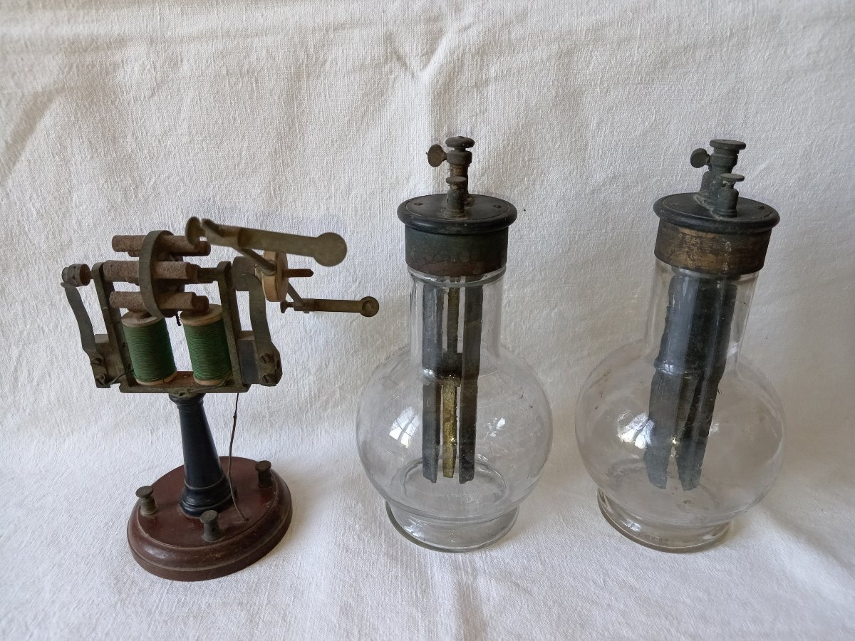 A Column Motor For A Geissler Tube With Two Complete Grenet Batteries-photo-3