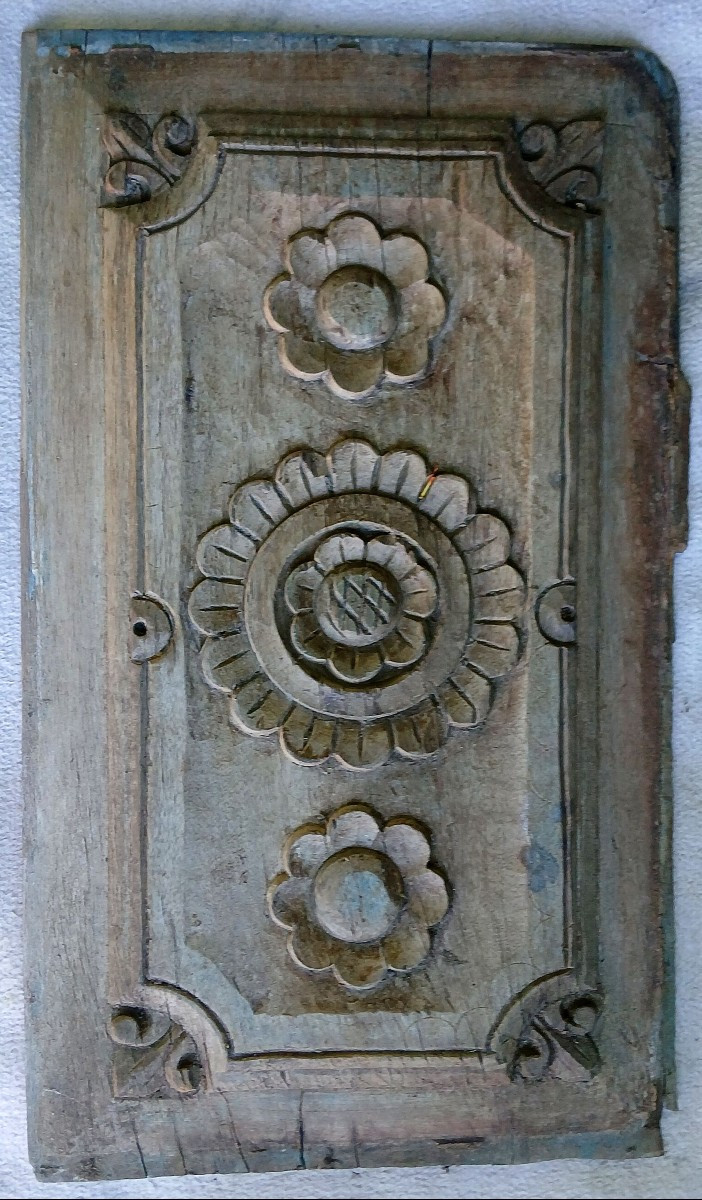 Haute époque. Suite de 4 panneaux de coffre en chêne de Bourgogne. XVI ème siècle.