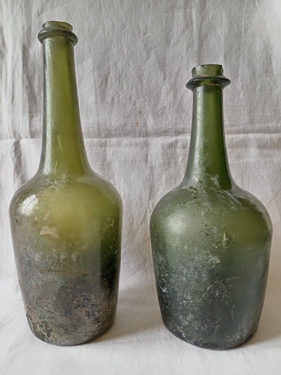 Bouteilles à vin de champagne de la première moitié du XVIII siècle. Circa 1730-1740