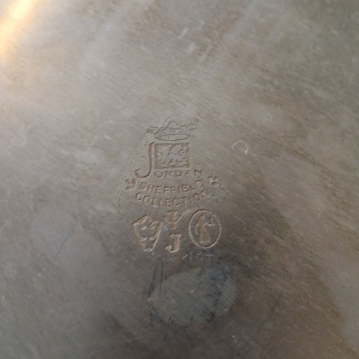 Jordan Sheffield Collection. Plat de service, triangulaire cotelé en métal argenté-photo-3