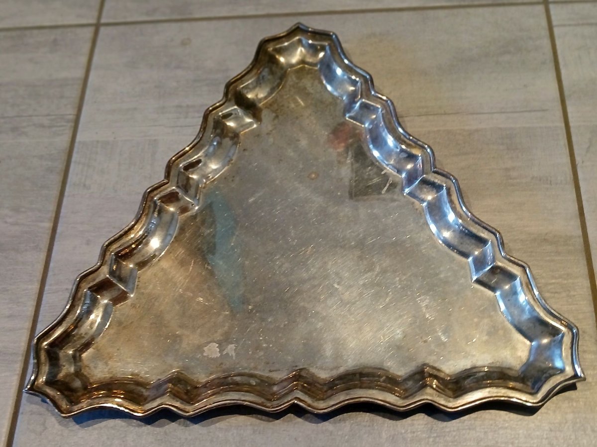 Jordan Sheffield Collection. Plat de service, triangulaire cotelé en métal argenté