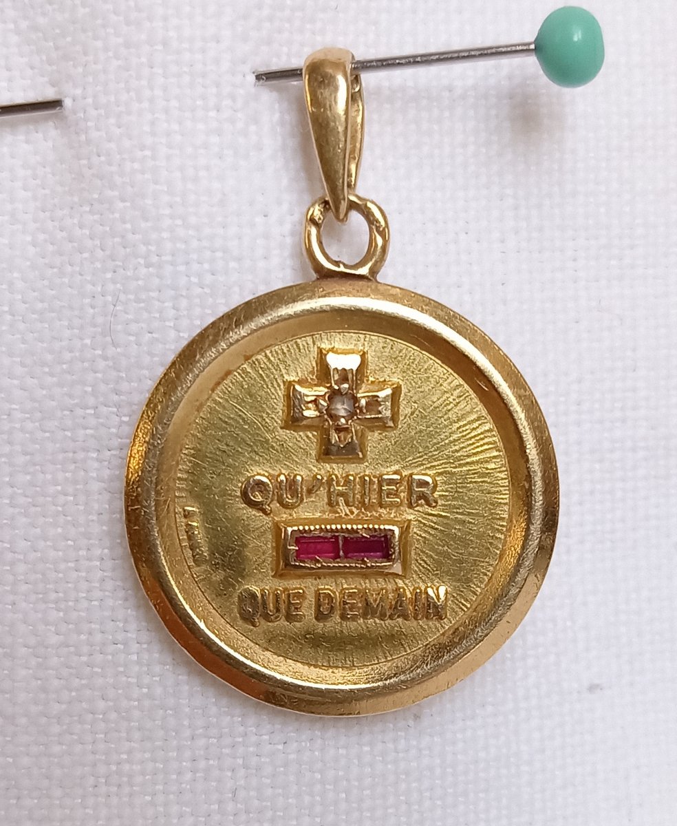Médaille A Augis en or 18kt « Plus qu’hier moins que demain »-photo-2