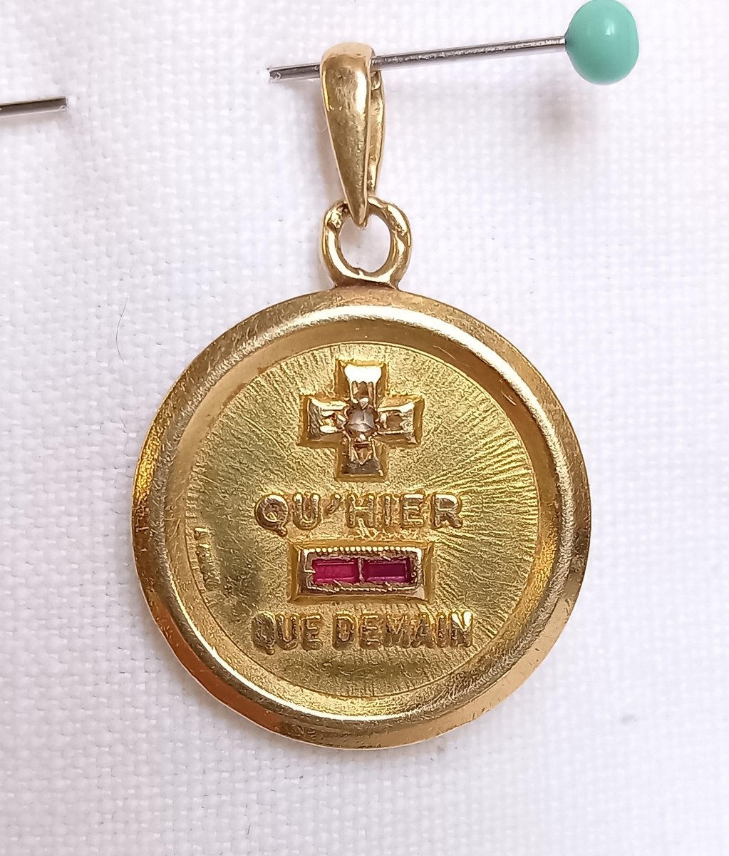 Médaille A Augis en or 18kt « Plus qu’hier moins que demain »