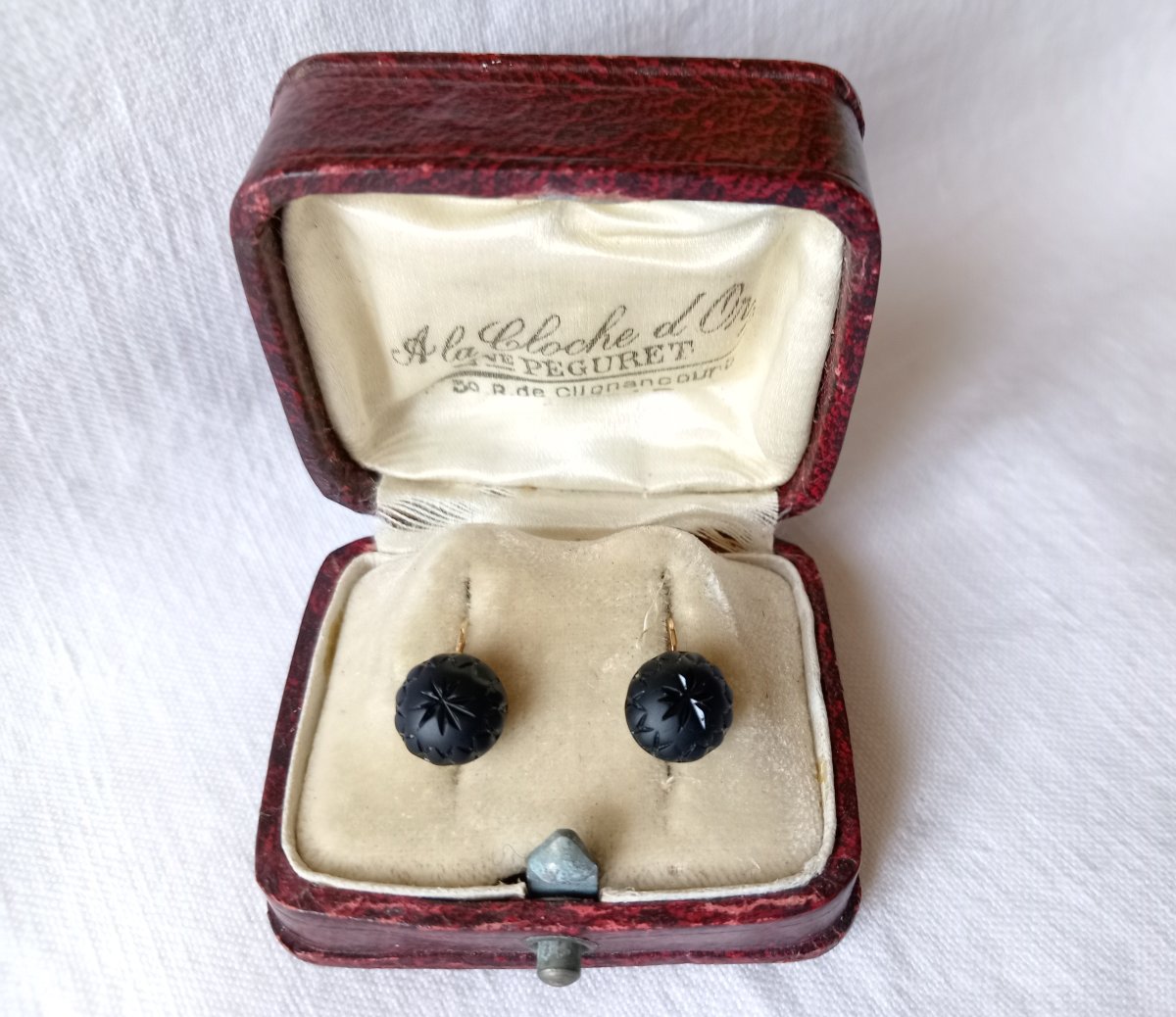 Pair Of Jet And 18kt Yellow Gold Earrings With An Eagle-head Hallmark, 19th Century 