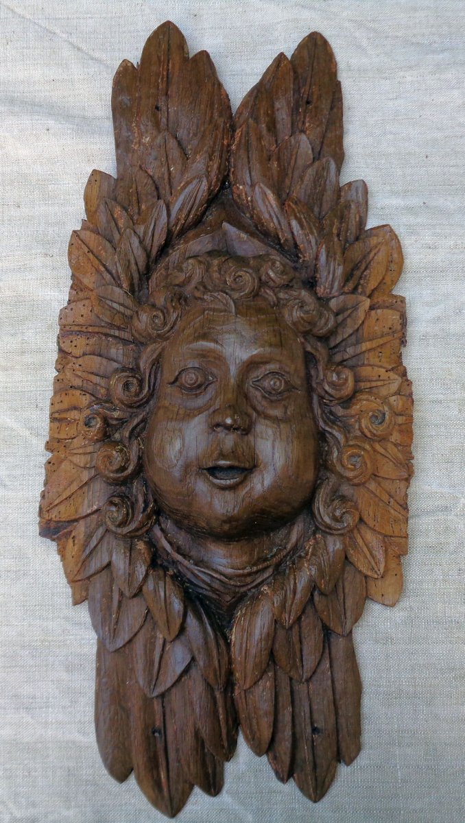 (B) Tête d’ange de boiserie en chêne.  Bourgogne XVII éme .