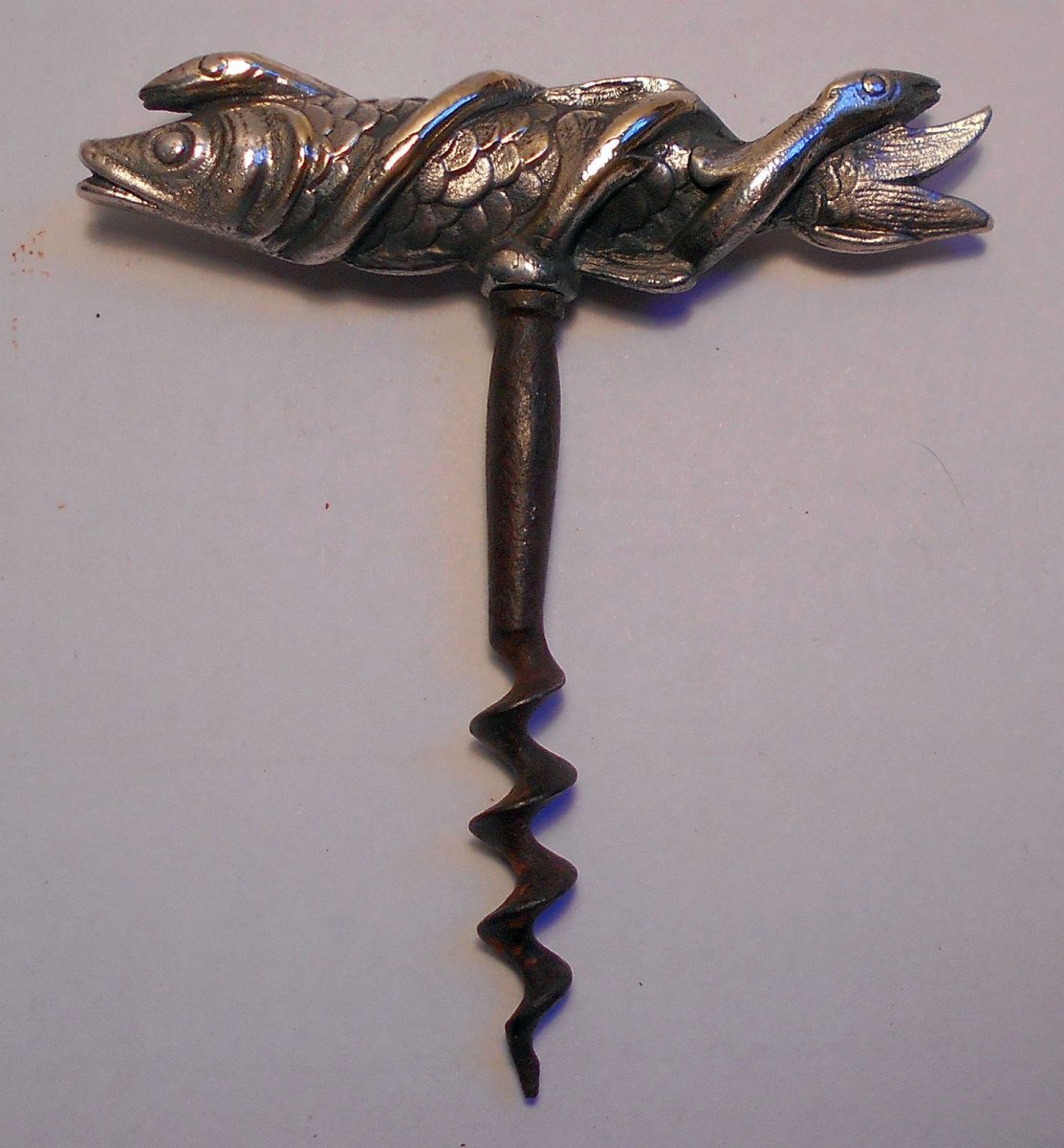 Tire-bouchon figuratif, d'un poisson (un brochet ?) enlacé par deux anguilles. Bronze argenté. -photo-2