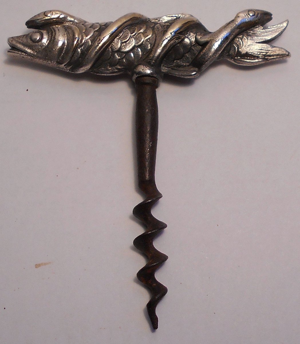 Tire-bouchon figuratif, d'un poisson (un brochet ?) enlacé par deux anguilles. Bronze argenté. -photo-4